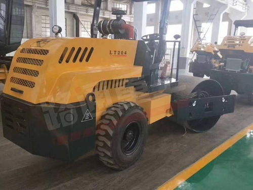 壓實(shí)狹窄工況，就用路通4噸壓路機(jī)