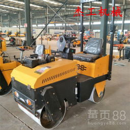 配備噴水裝置的小型壓路機(jī)雙鋼輪振動(dòng)壓路機(jī)